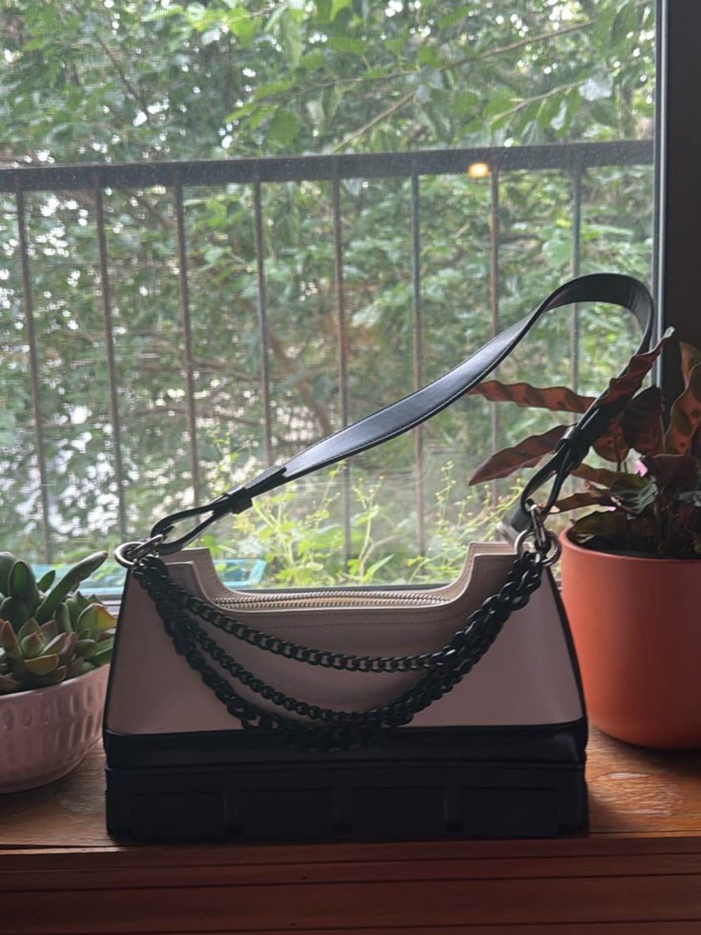 Stylish Two-Tone Shoulder Bag with Black Chain Detail
